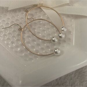 Gold tone & pearl fashion earrings.